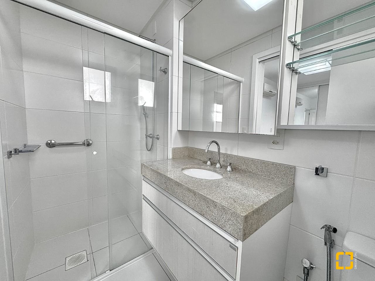 Apartamento com 131m², 4 quartos (sendo 2 suítes), 2 garagens, no bairro Trindade em Florianópolis