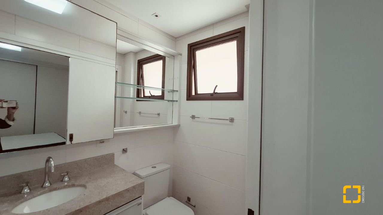 Apartamento com 131m², 4 quartos (sendo 2 suítes), 2 garagens, no bairro Trindade em Florianópolis