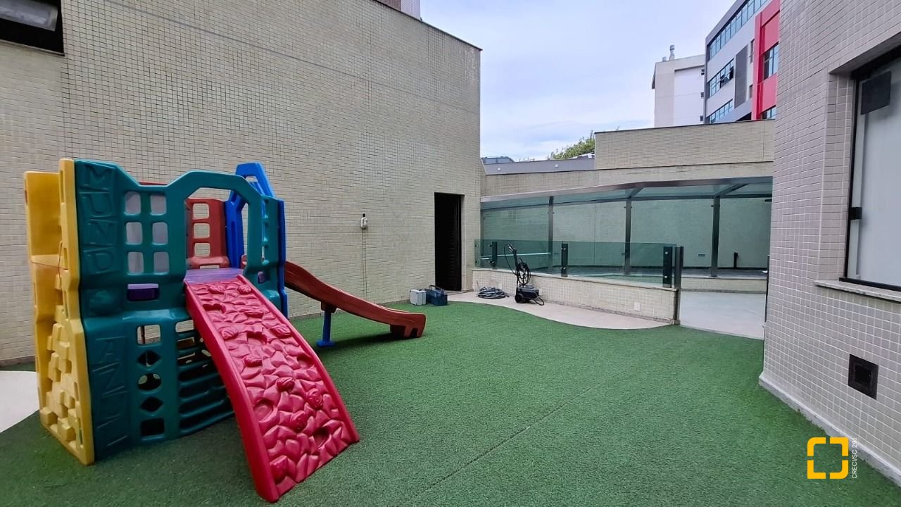 Apartamento com 131m², 4 quartos (sendo 2 suítes), 2 garagens, no bairro Trindade em Florianópolis