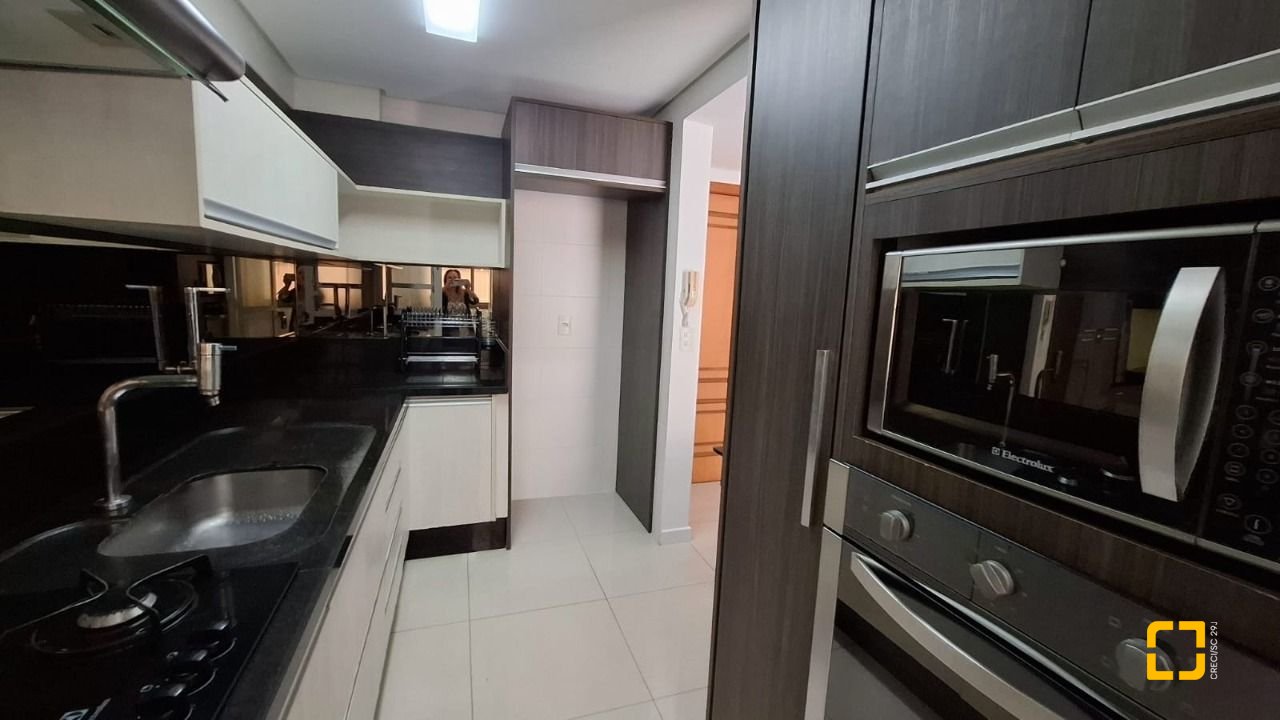 Apartamento com 131m², 4 quartos (sendo 2 suítes), 2 garagens, no bairro Trindade em Florianópolis