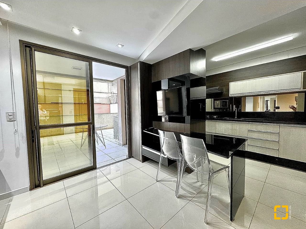 Apartamento com 131m², 4 quartos (sendo 2 suítes), 2 garagens, no bairro Trindade em Florianópolis