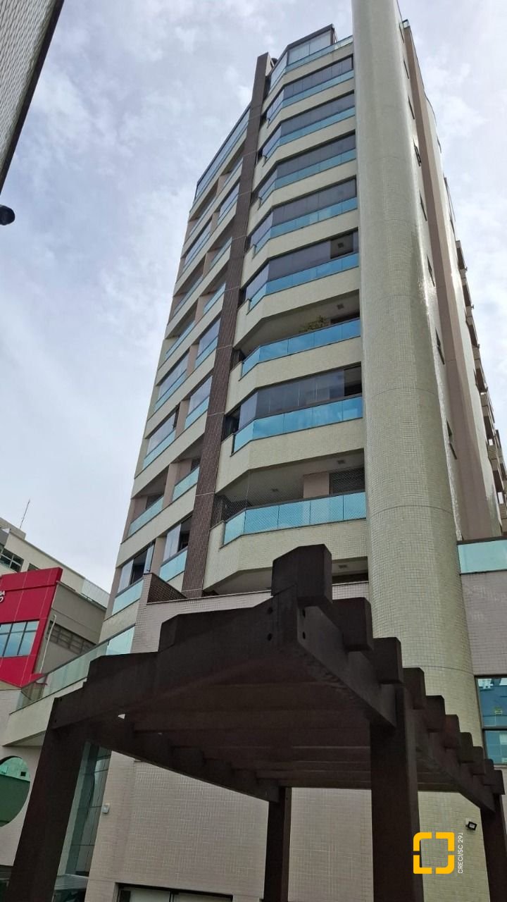 Apartamento com 131m², 2 quartos (sendo 2 suítes), 2 garagens, no bairro Trindade em Florianópolis