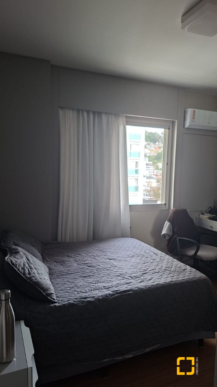 Apartamento com 141m², 4 quartos (sendo 1 suíte), 1 garagem, no bairro Centro em Florianópolis