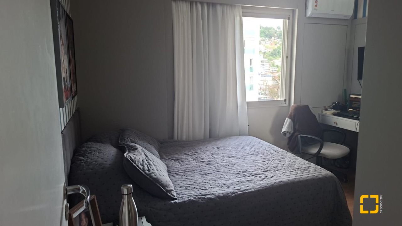 Apartamento com 141m², 4 quartos (sendo 1 suíte), 1 garagem, no bairro Centro em Florianópolis