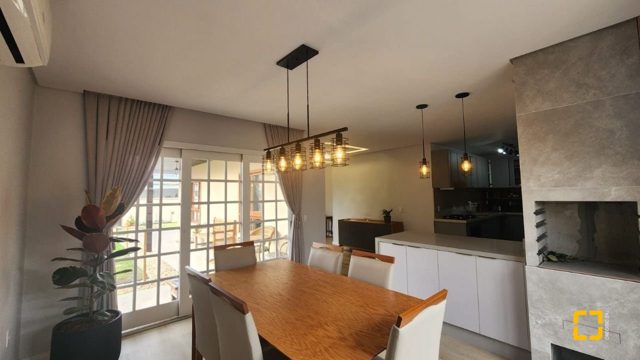 Casa com 102m², 3 quartos (sendo 1 suíte), 2 garagens, no bairro Carianos em Florianópolis