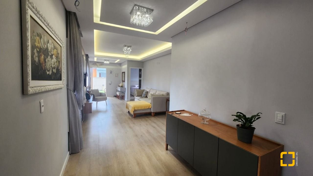 Casa com 102m², 3 quartos (sendo 1 suíte), 2 garagens, no bairro Carianos em Florianópolis