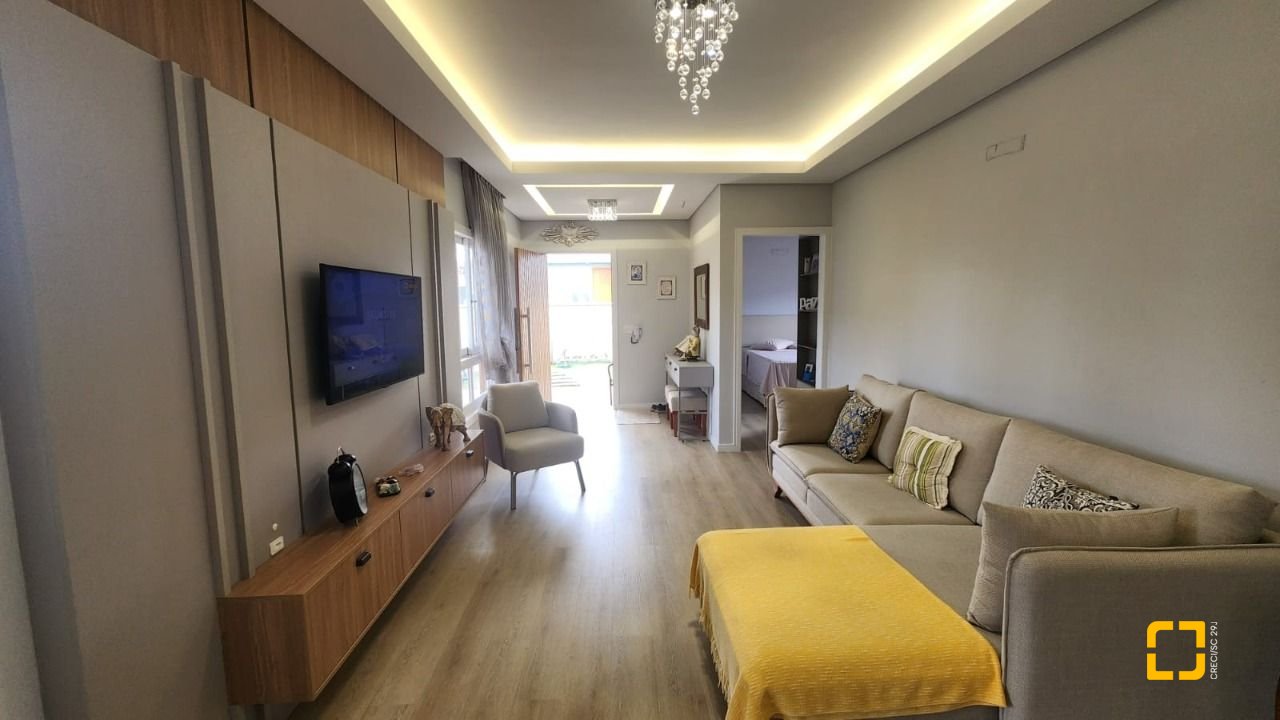Casa com 102m², 3 quartos (sendo 1 suíte), 2 garagens, no bairro Carianos em Florianópolis