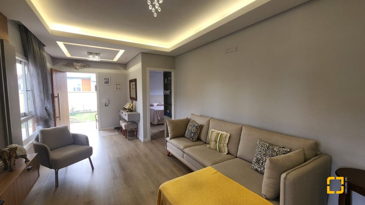 Casa com 102m², 3 quartos (sendo 1 suíte), 2 garagens, no bairro Carianos em Florianópolis