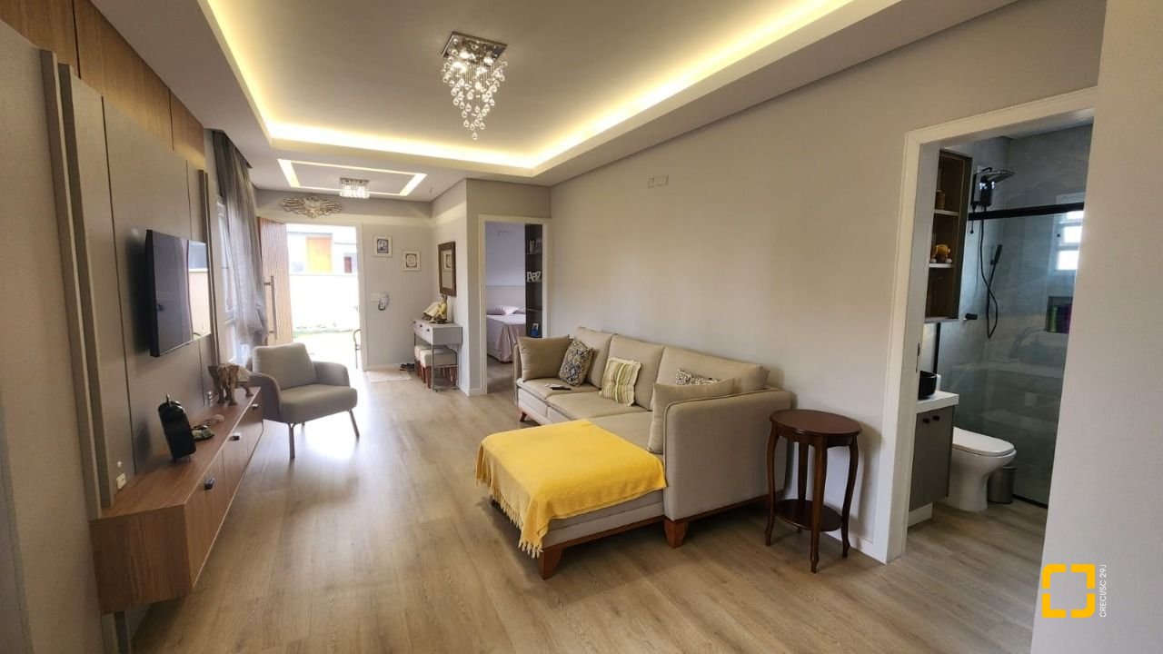 Casa com 102m², 3 quartos (sendo 1 suíte), 2 garagens, no bairro Carianos em Florianópolis