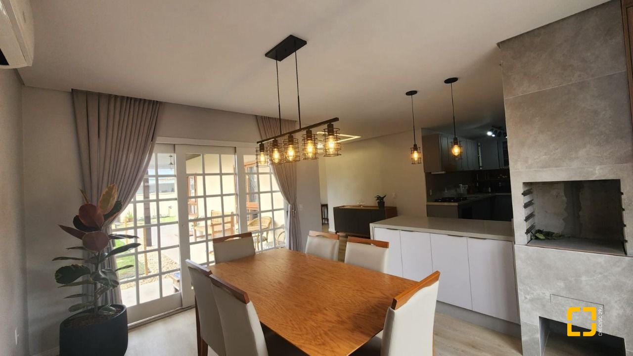 Casa com 102m², 3 quartos (sendo 1 suíte), 2 garagens, no bairro Carianos em Florianópolis