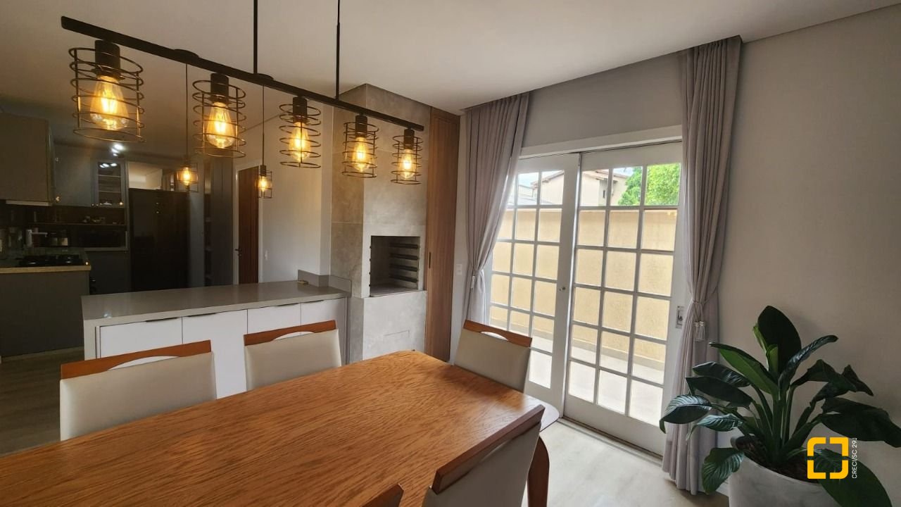 Casa com 102m², 3 quartos (sendo 1 suíte), 2 garagens, no bairro Carianos em Florianópolis