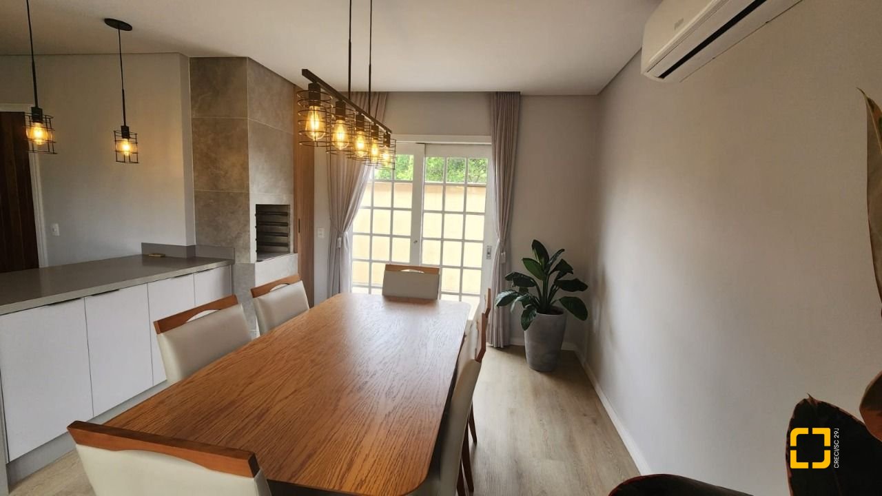 Casa com 102m², 3 quartos (sendo 1 suíte), 2 garagens, no bairro Carianos em Florianópolis