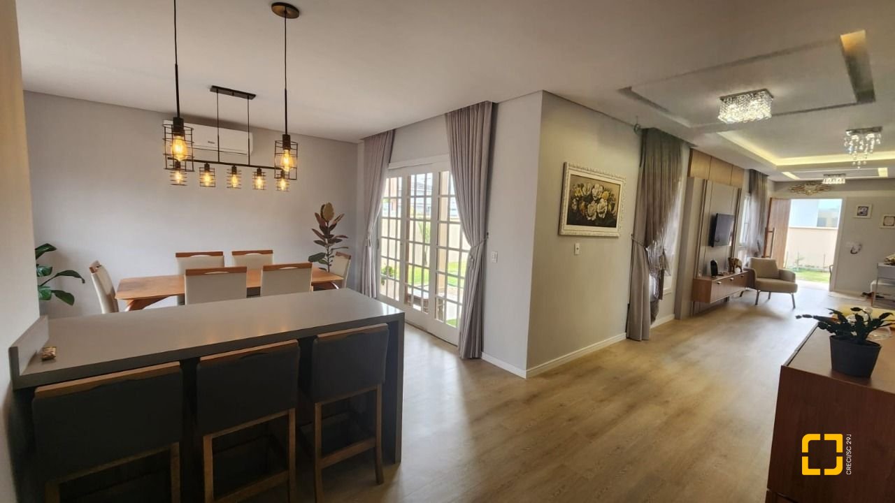 Casa com 102m², 3 quartos (sendo 1 suíte), 2 garagens, no bairro Carianos em Florianópolis