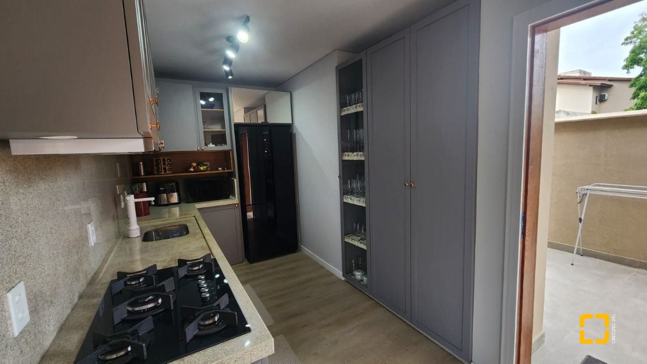 Casa com 102m², 3 quartos (sendo 1 suíte), 2 garagens, no bairro Carianos em Florianópolis