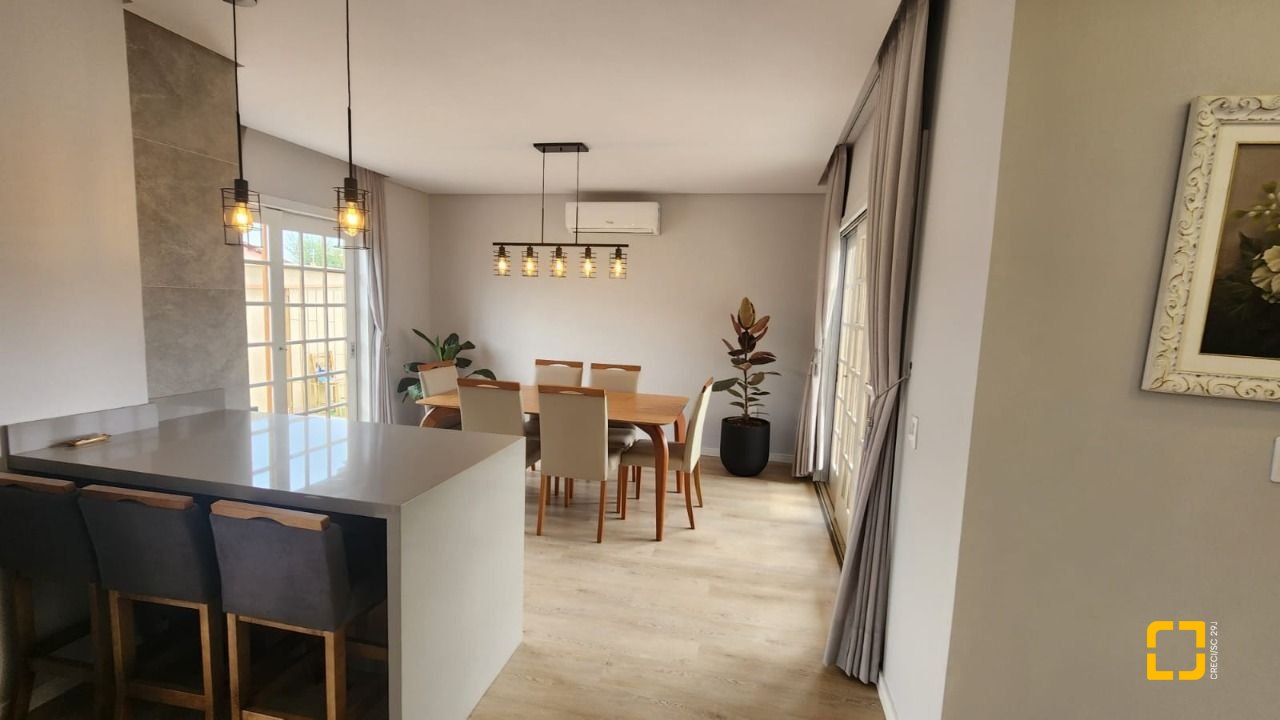 Casa com 102m², 3 quartos (sendo 1 suíte), 2 garagens, no bairro Carianos em Florianópolis