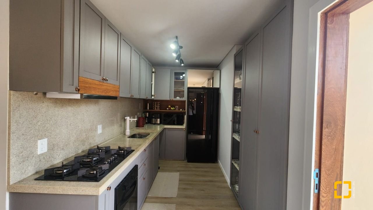 Casa com 102m², 3 quartos (sendo 1 suíte), 2 garagens, no bairro Carianos em Florianópolis