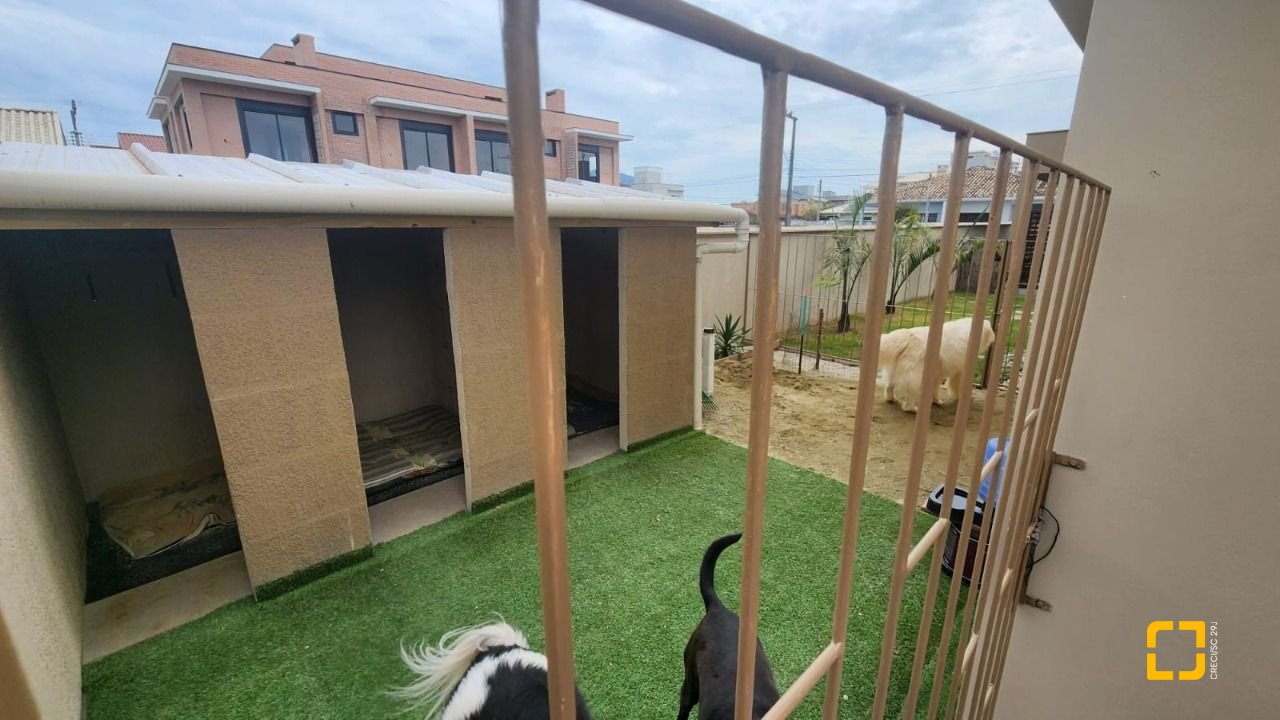 Casa com 102m², 3 quartos (sendo 1 suíte), 2 garagens, no bairro Carianos em Florianópolis