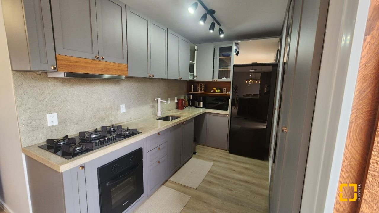 Casa com 102m², 3 quartos (sendo 1 suíte), 2 garagens, no bairro Carianos em Florianópolis