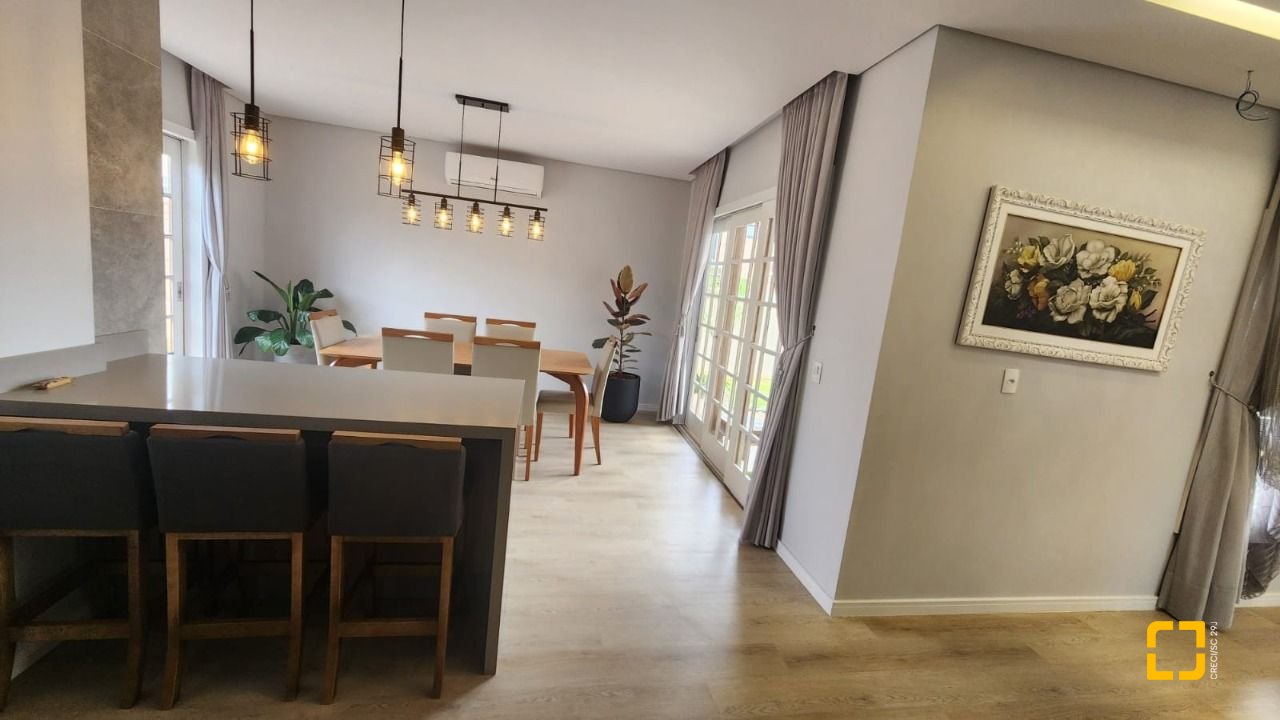 Casa com 102m², 3 quartos (sendo 1 suíte), 2 garagens, no bairro Carianos em Florianópolis