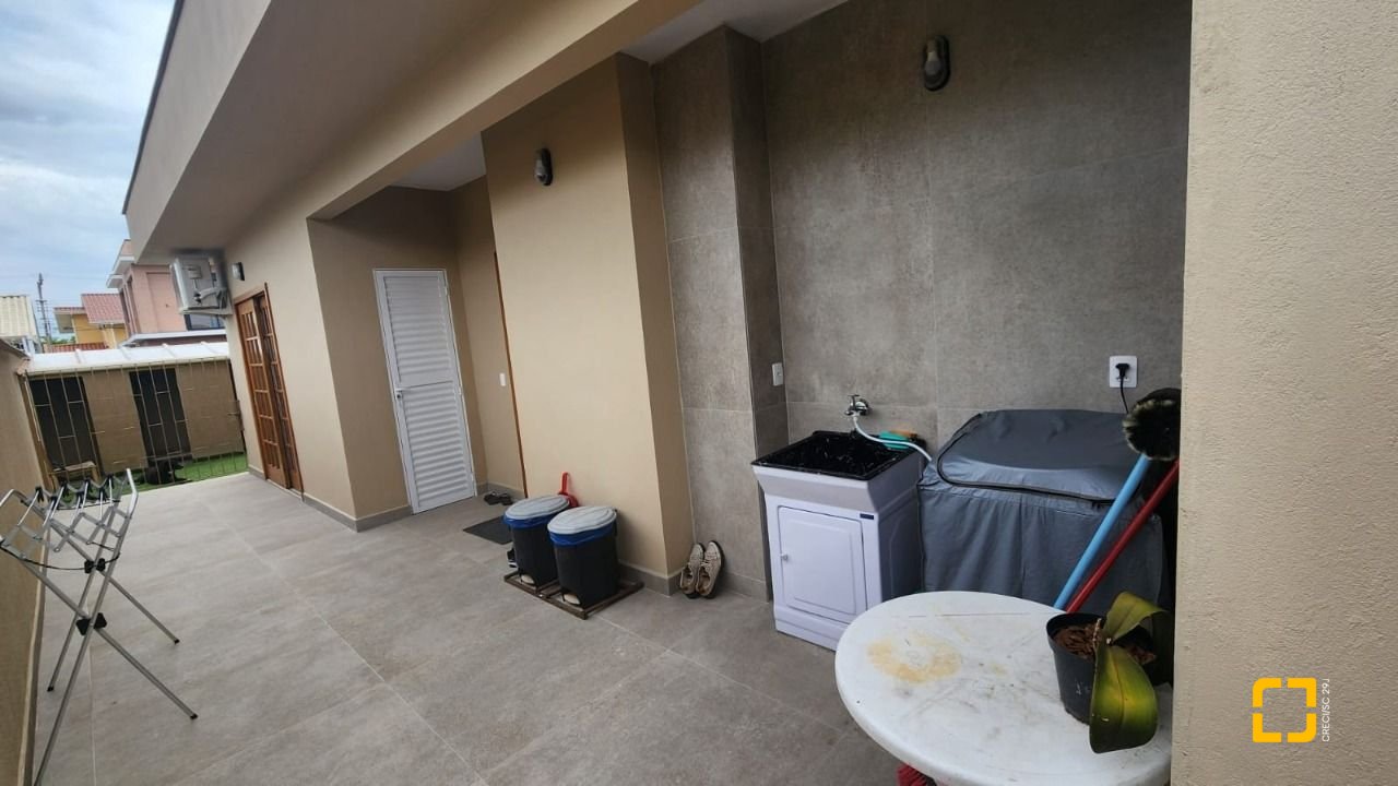Casa com 102m², 3 quartos (sendo 1 suíte), 2 garagens, no bairro Carianos em Florianópolis