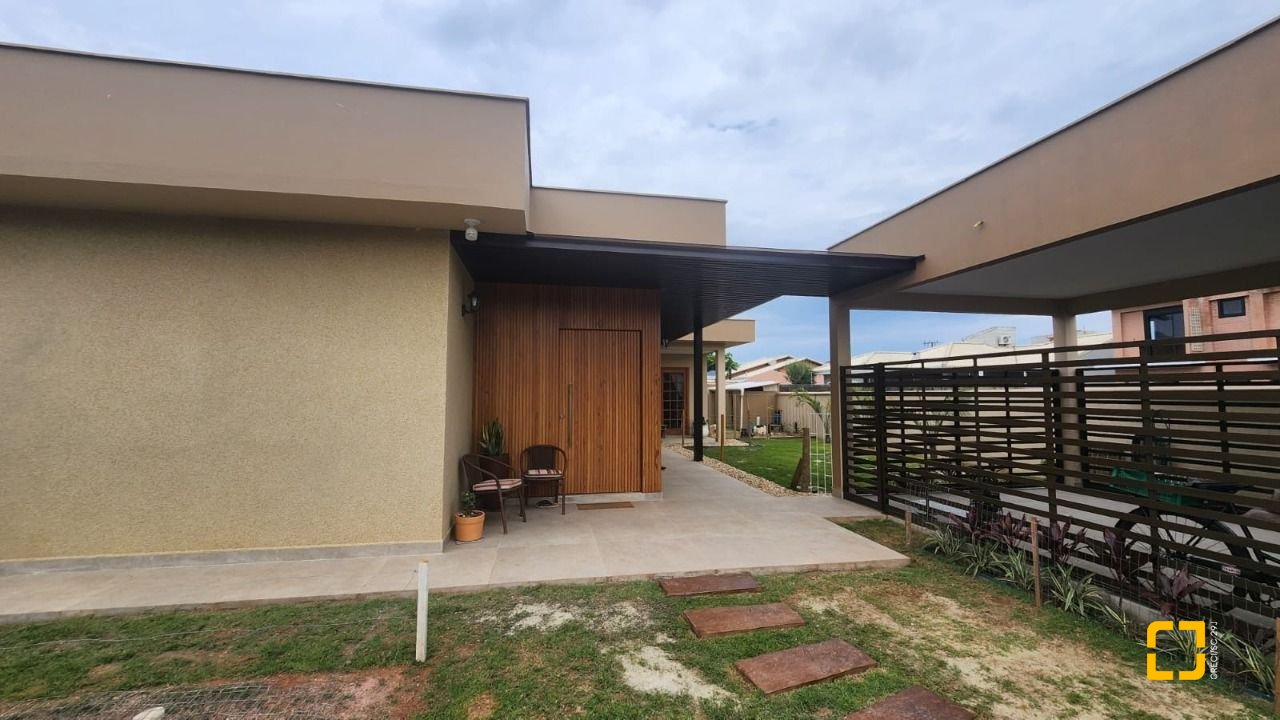 Casa com 102m², 3 quartos (sendo 1 suíte), 2 garagens, no bairro Carianos em Florianópolis