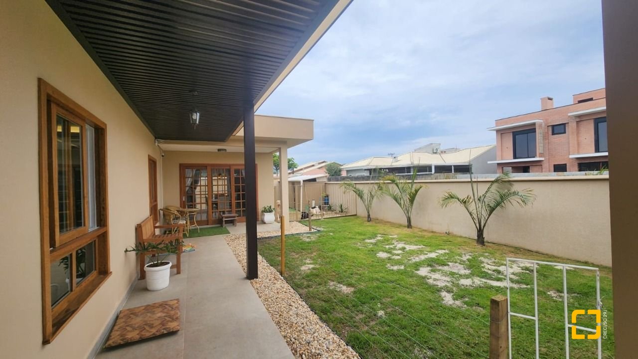 Casa com 102m², 3 quartos (sendo 1 suíte), 2 garagens, no bairro Carianos em Florianópolis
