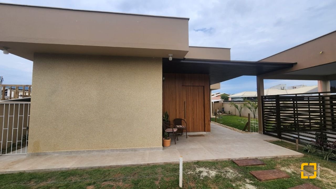 Casa com 102m², 3 quartos (sendo 1 suíte), 2 garagens, no bairro Carianos em Florianópolis