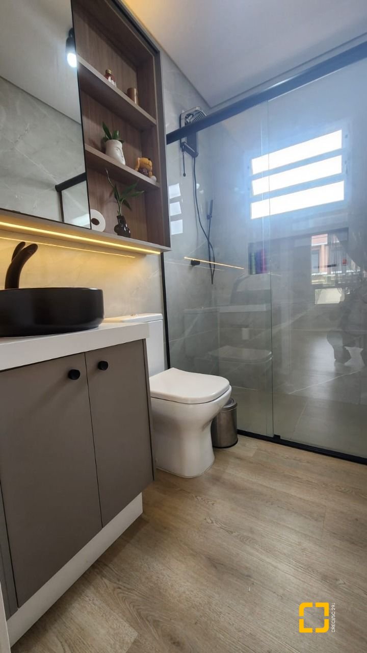 Casa com 102m², 3 quartos (sendo 1 suíte), 2 garagens, no bairro Carianos em Florianópolis