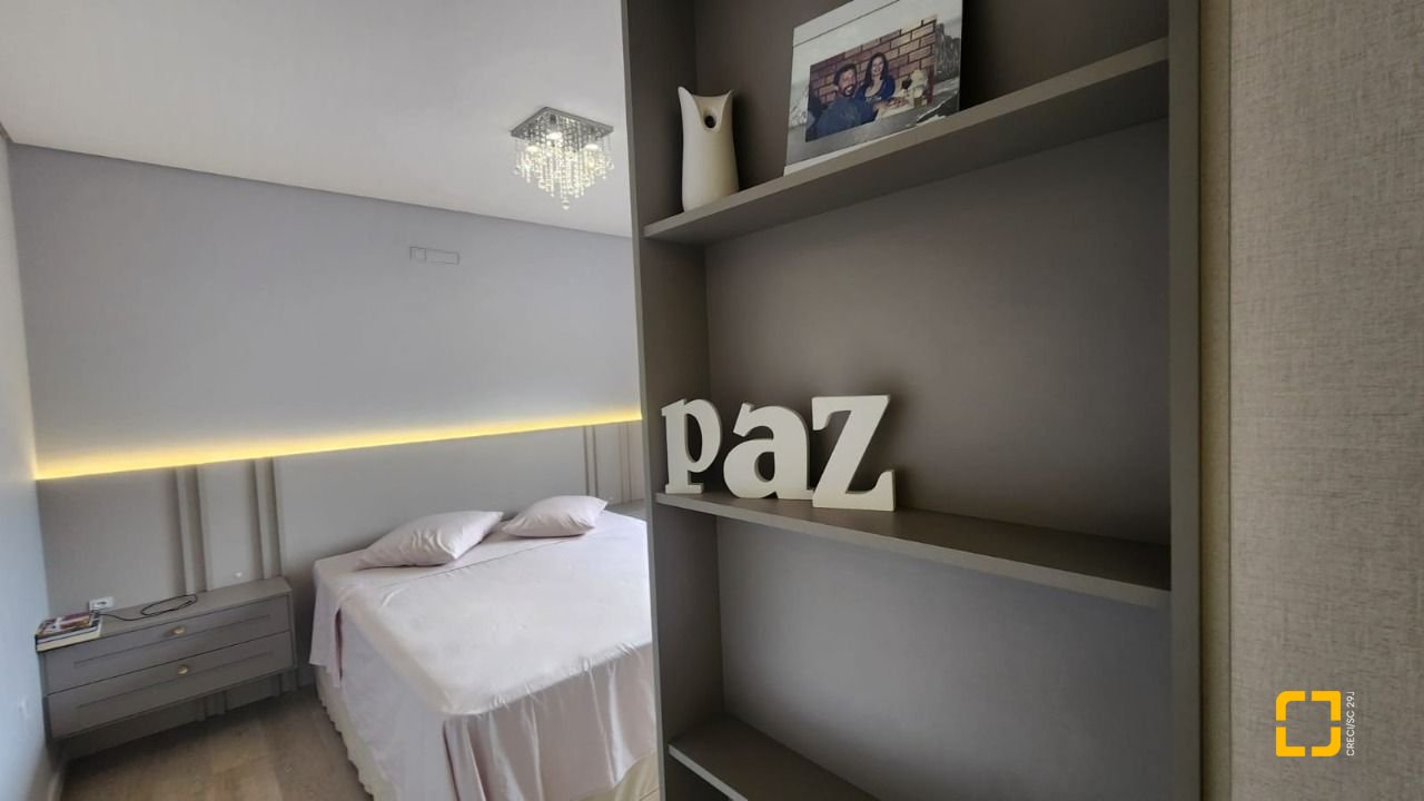 Casa com 102m², 3 quartos (sendo 1 suíte), 2 garagens, no bairro Carianos em Florianópolis