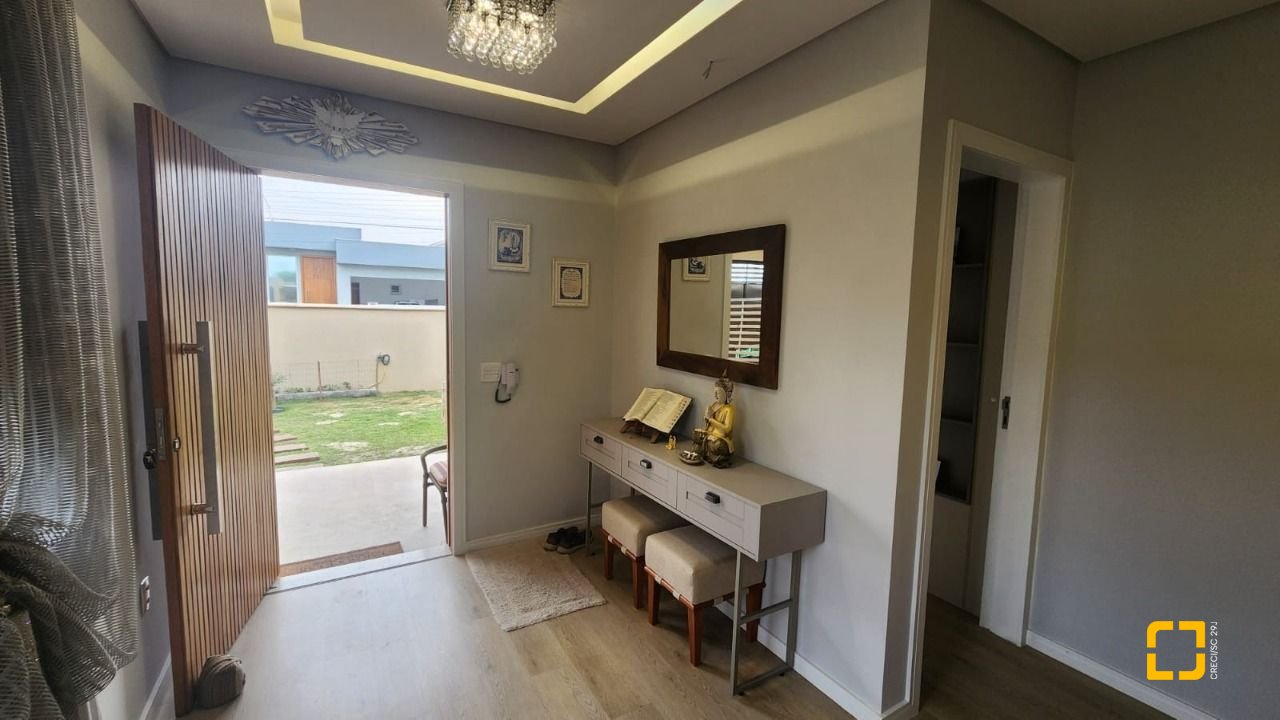Casa com 102m², 3 quartos (sendo 1 suíte), 2 garagens, no bairro Carianos em Florianópolis