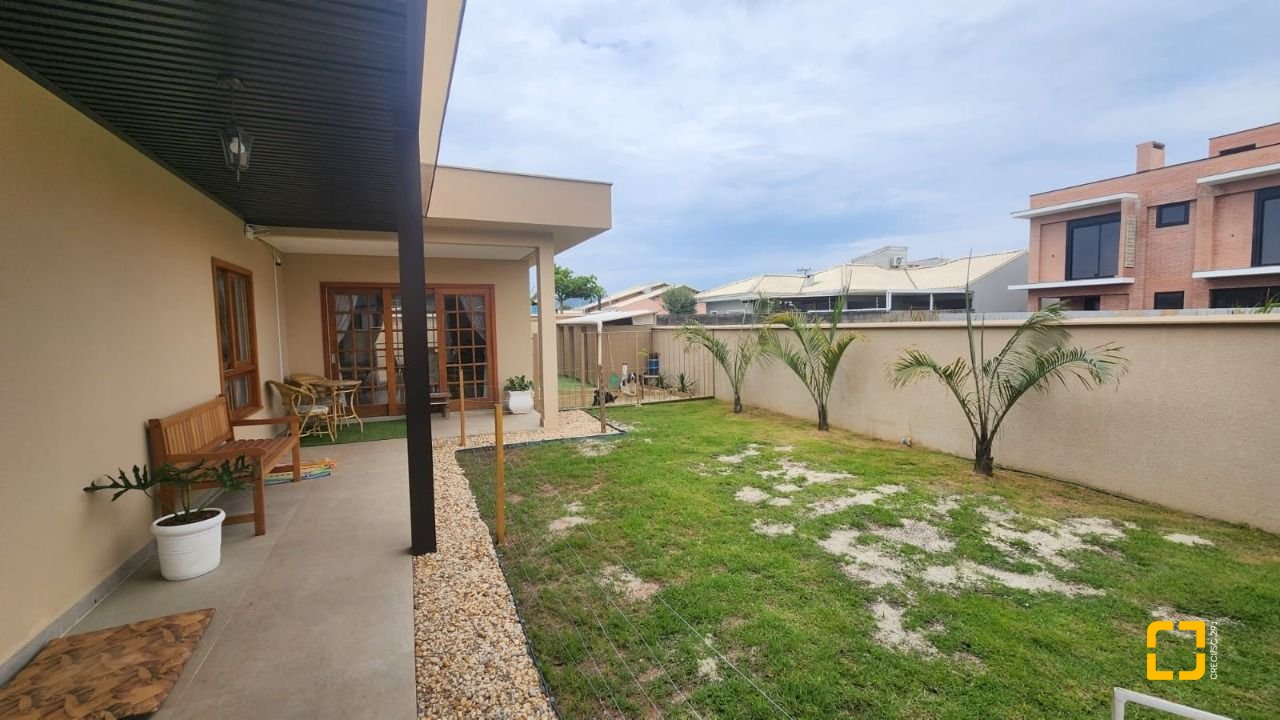 Casa com 102m², 3 quartos (sendo 1 suíte), 2 garagens, no bairro Carianos em Florianópolis