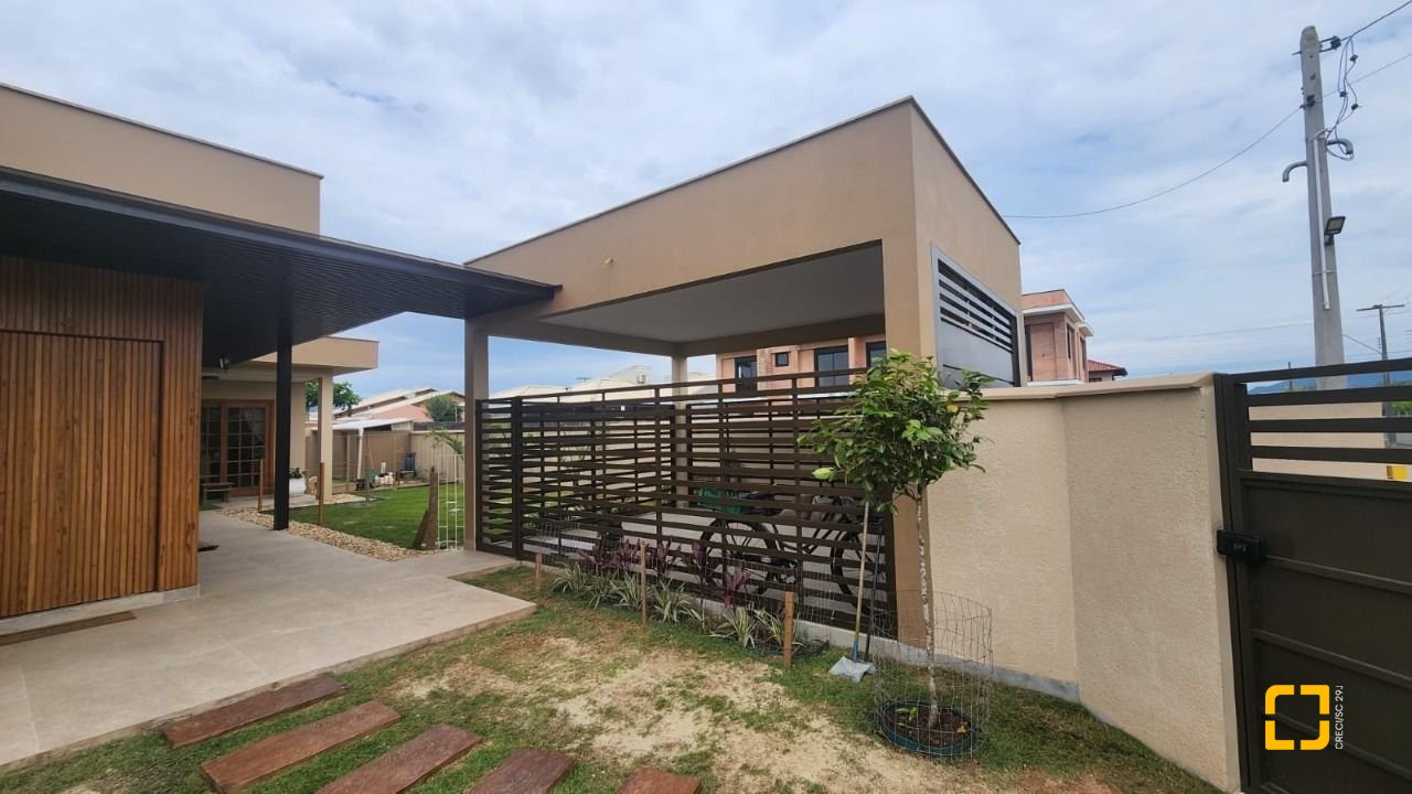 Casa com 102m², 3 quartos (sendo 1 suíte), 2 garagens, no bairro Carianos em Florianópolis