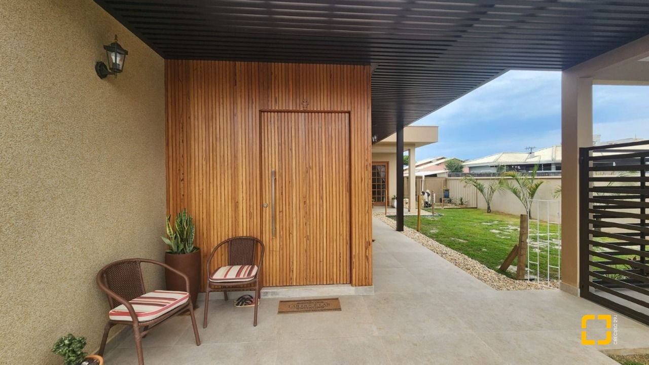 Casa com 102m², 3 quartos (sendo 1 suíte), 2 garagens, no bairro Carianos em Florianópolis