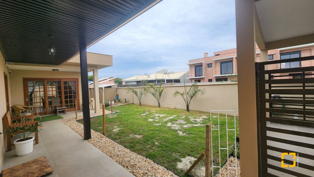 Casa com 102m², 3 quartos (sendo 1 suíte), 2 garagens, no bairro Carianos em Florianópolis