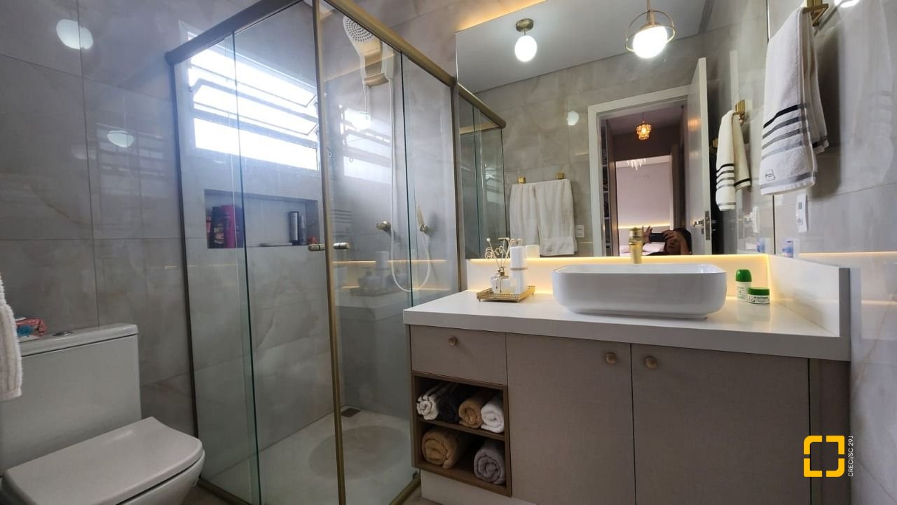 Casa com 102m², 3 quartos (sendo 1 suíte), 2 garagens, no bairro Carianos em Florianópolis