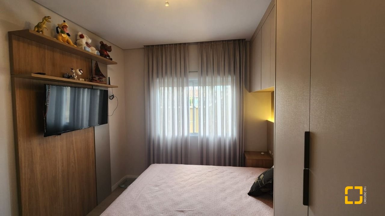 Casa com 102m², 3 quartos (sendo 1 suíte), 2 garagens, no bairro Carianos em Florianópolis