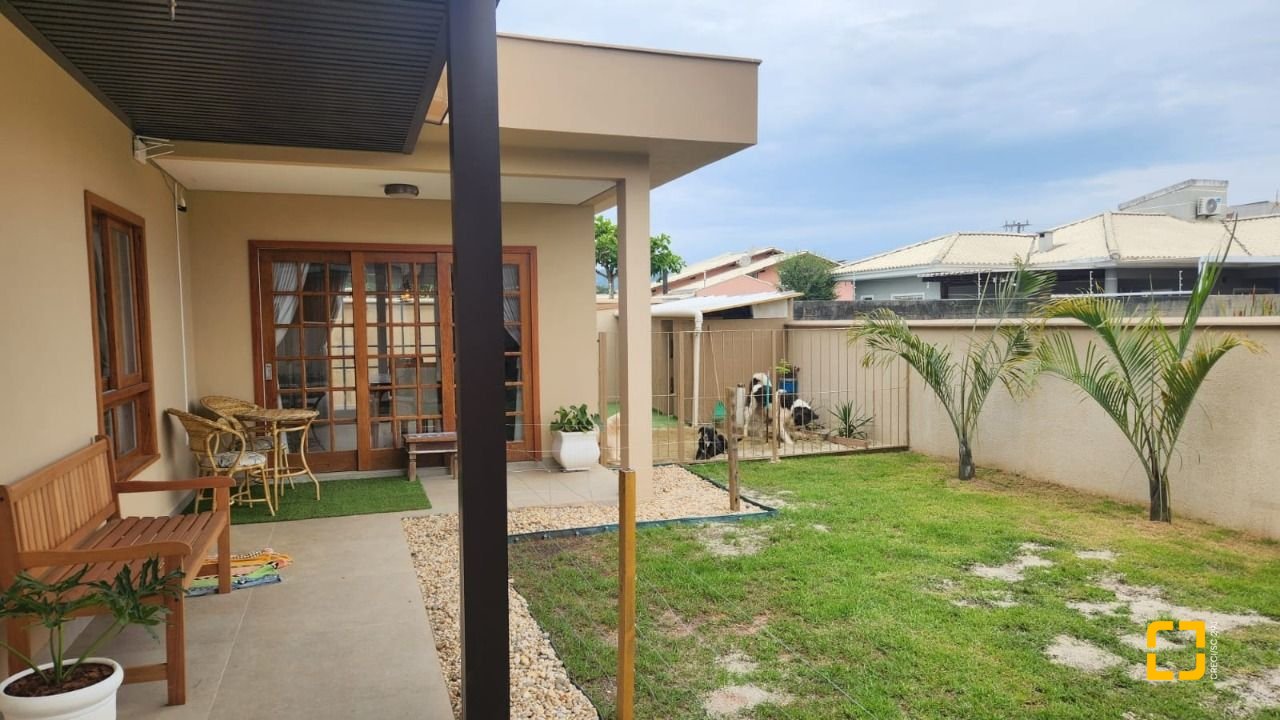 Casa com 102m², 3 quartos (sendo 1 suíte), 2 garagens, no bairro Carianos em Florianópolis