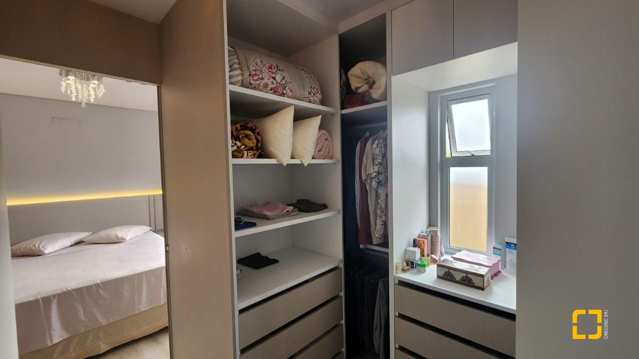 Casa com 102m², 3 quartos (sendo 1 suíte), 2 garagens, no bairro Carianos em Florianópolis