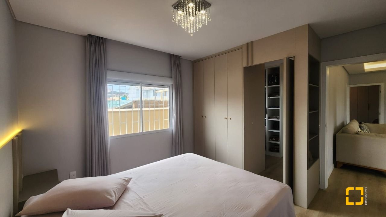 Casa com 102m², 3 quartos (sendo 1 suíte), 2 garagens, no bairro Carianos em Florianópolis