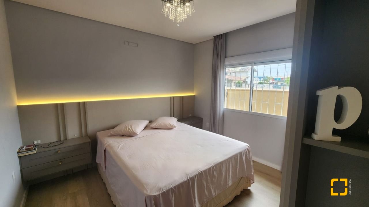 Casa com 102m², 3 quartos (sendo 1 suíte), 2 garagens, no bairro Carianos em Florianópolis
