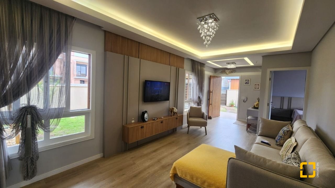 Casa com 102m², 3 quartos (sendo 1 suíte), 2 garagens, no bairro Carianos em Florianópolis