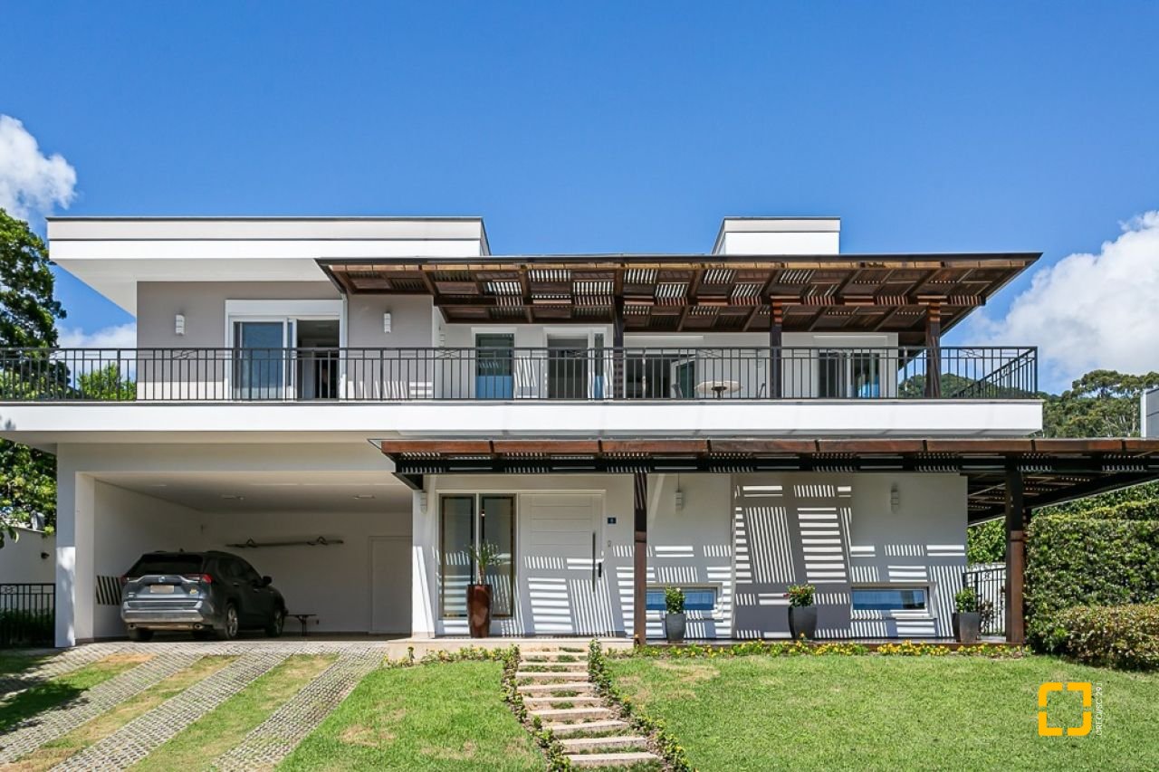 Casa de Condomínio com 542m², 4 quartos (sendo 3 suítes), 2 garagens, no bairro Lagoa da Conceição em Florianópolis