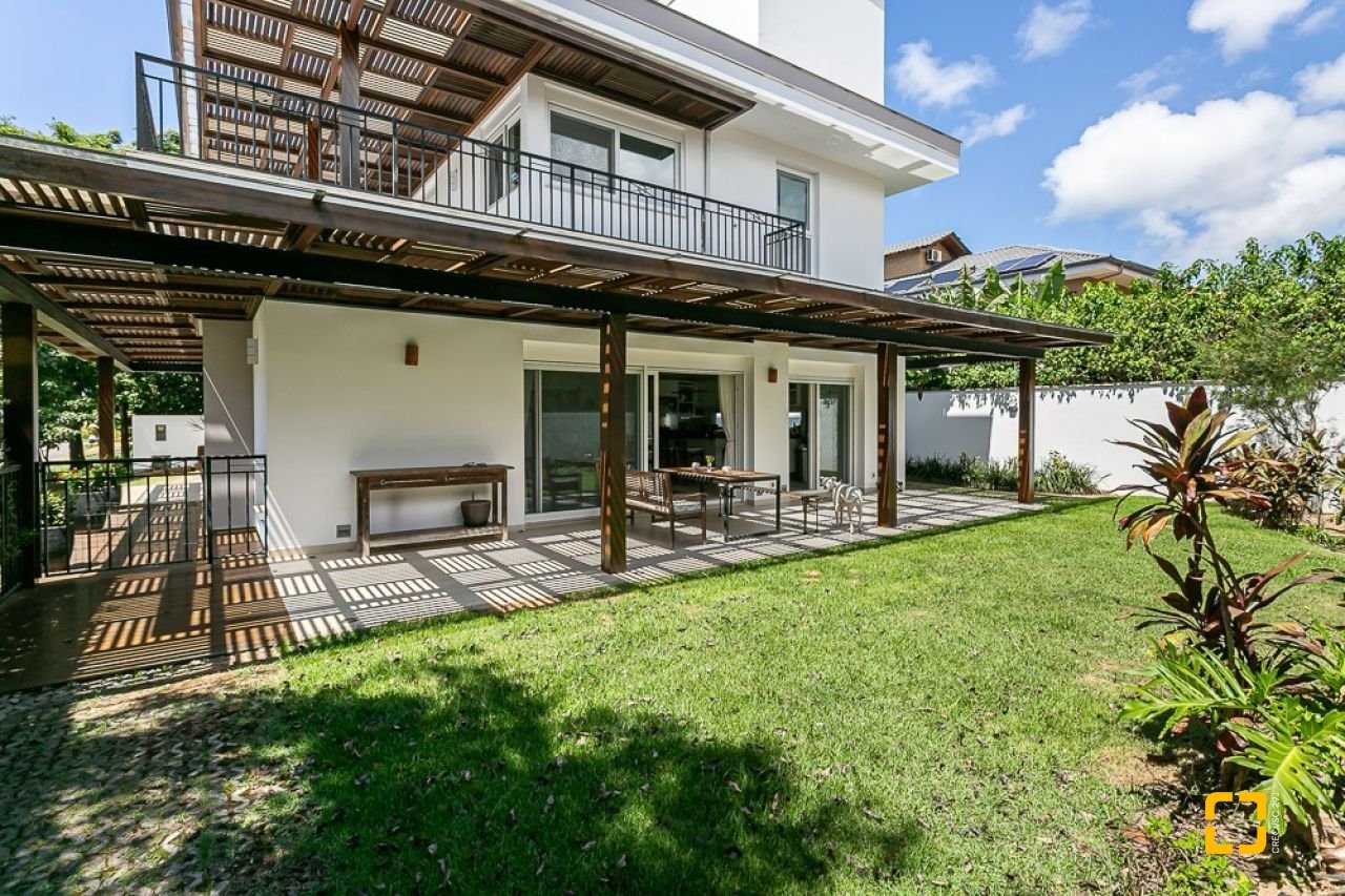 Casa de Condomínio com 542m², 4 quartos (sendo 3 suítes), 2 garagens, no bairro Lagoa da Conceição em Florianópolis