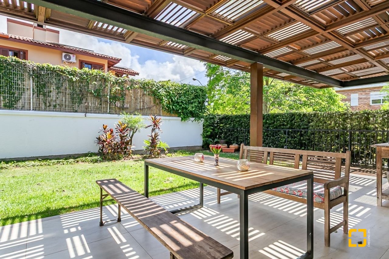 Casa de Condomínio com 542m², 4 quartos (sendo 3 suítes), 2 garagens, no bairro Lagoa da Conceição em Florianópolis