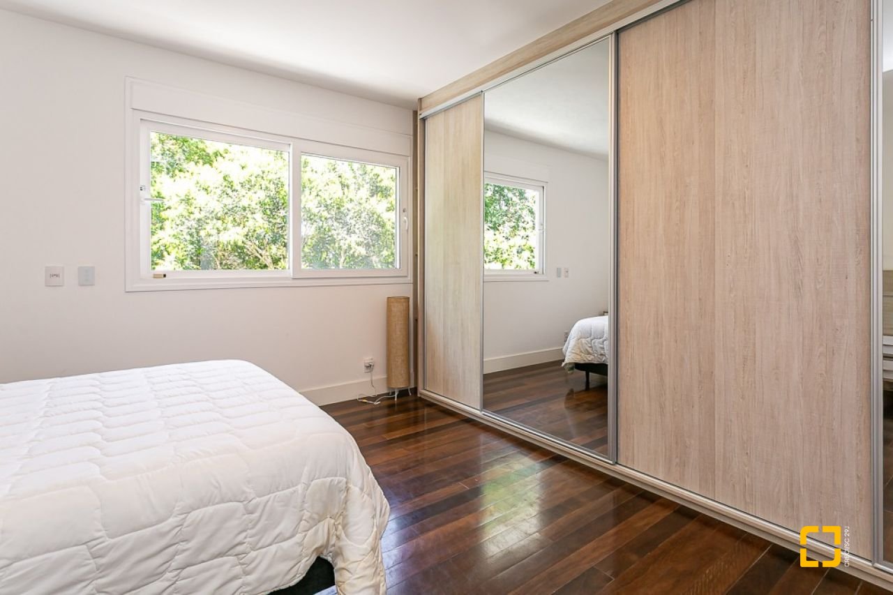 Casa de Condomínio com 542m², 4 quartos (sendo 3 suítes), 2 garagens, no bairro Lagoa da Conceição em Florianópolis