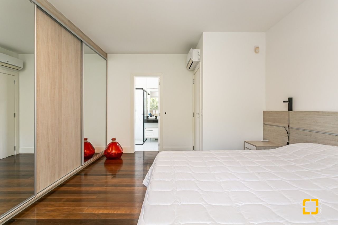Casa de Condomínio com 542m², 4 quartos (sendo 3 suítes), 2 garagens, no bairro Lagoa da Conceição em Florianópolis