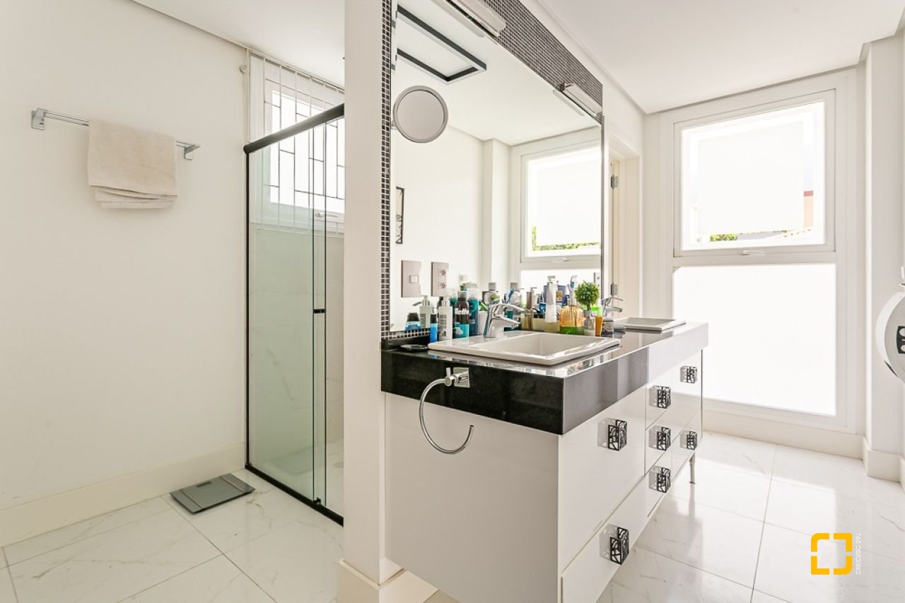 Casa de Condomínio com 542m², 4 quartos (sendo 3 suítes), 2 garagens, no bairro Lagoa da Conceição em Florianópolis