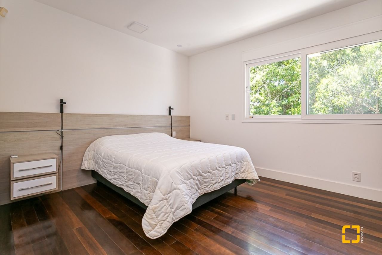 Casa de Condomínio com 542m², 4 quartos (sendo 3 suítes), 2 garagens, no bairro Lagoa da Conceição em Florianópolis