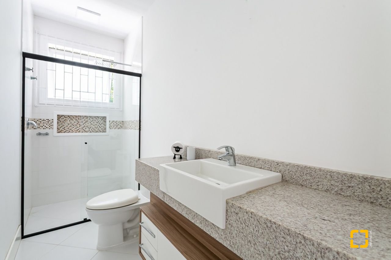 Casa de Condomínio com 542m², 4 quartos (sendo 3 suítes), 2 garagens, no bairro Lagoa da Conceição em Florianópolis