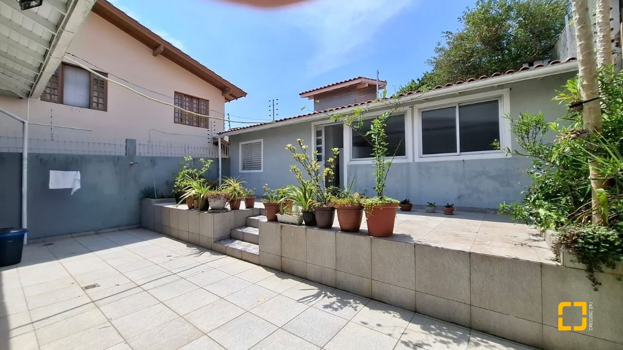 Casa com 168m², 4 quartos (sendo 1 suíte), 2 garagens, no bairro Capoeiras em Florianópolis